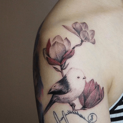 #berlintattoo #fineline #bird #birdtattoo #magnolia #magnoliatattoo #girl #europe #kyo #kyotattoo #spring #tattooartist #drawingtattoo #minimal #dotwork #ink