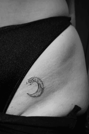 #wave #moon #halfmoon #minimal #minimaltattoo #stattoo #smalltattoo #minimalismo #tattoo #tattoolover #tattooart #ink #inked #inkedgirls #bishop #bishoprotary 