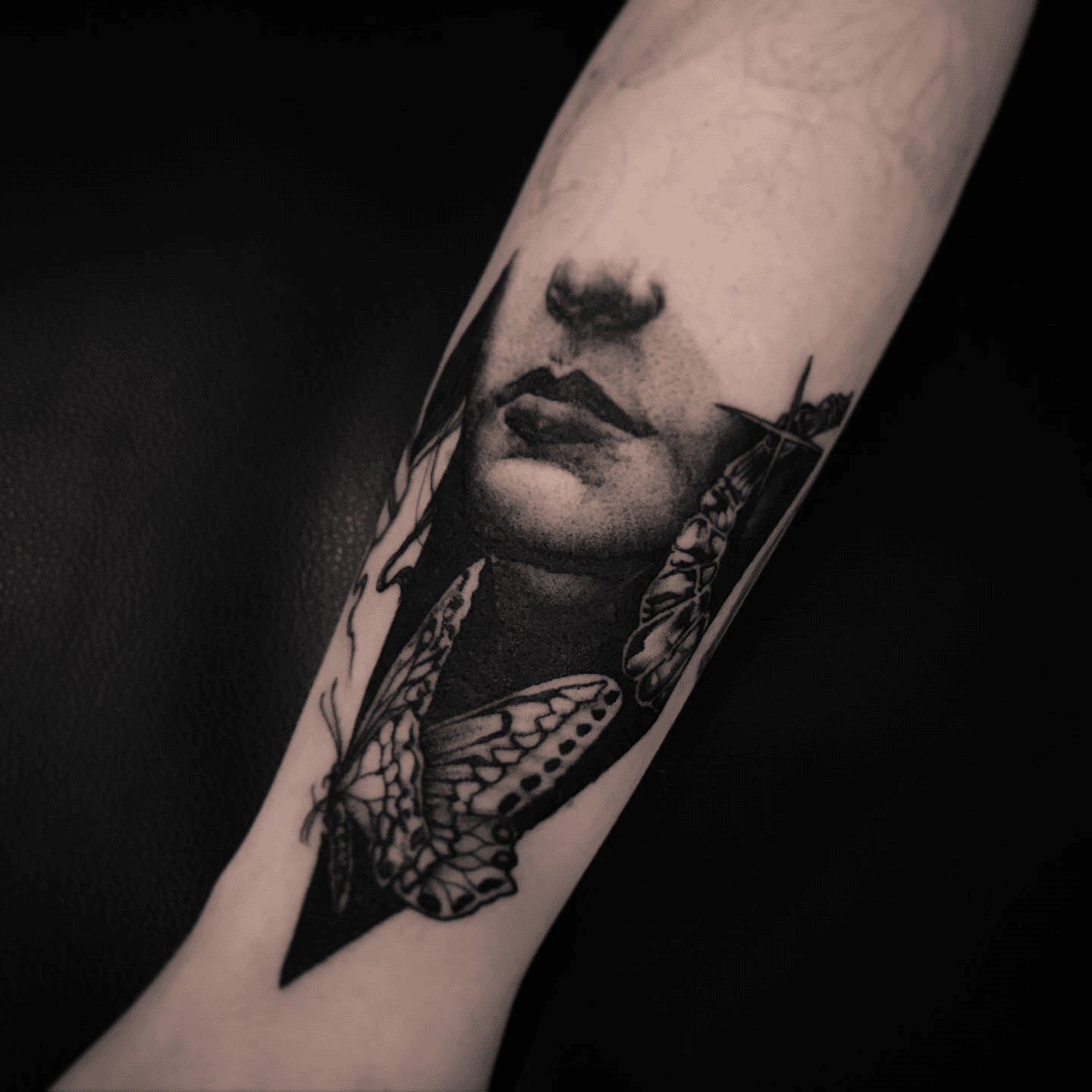 Tatuaje de Rick Schenk #RickSchenk #illustrative #black grey #portrait #lips #butterfly