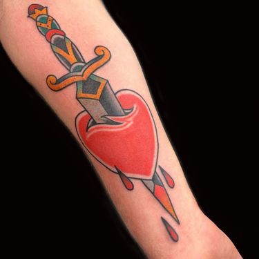 Straight through the heart by Rodrigo Canteras! #dagger #heart #daggertattoo #traditionaltattoo #hearttattoo #nyctattoo