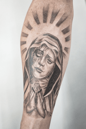 This us a part of a full sleeve I am working on. If you are looking to get the same style let us know. (Follow me on instagram @stevenjan_tattoos) #maria  #mariatattoo #blackandgrey #blackandgreytattoo #3rl #portrait #religioustattoo #tattooart #blackwork #rosetattoo 