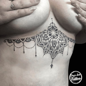 #tattooart #tattooartist #linetattoo #mandala #sternum #sternumtattoo #blacktattoo #czechtattoo