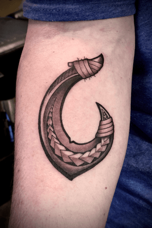 Small Polynesian inspired fish hook by Kevin Farrand 
