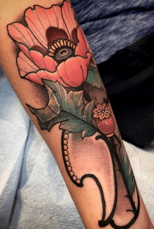 Neotraditional/ art nouveau poppy flower designer and tattooed by Kevin Farrand 