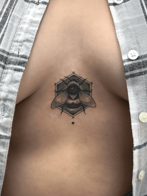 Primer tatuaje para Ale//Ale’s first tattoo #underboobtattoo #sternumtattoo #ink #inked #girlswithtattoos #inkedgirls #bee #beetattoo #neoyraditionaltattoo #blackandgray #bng 