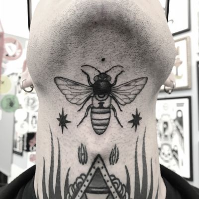 #totemica #tunguska #black #insect #bee #nature #entomology #tattoo #inkamatictattooshop #trieste #italy #blackclaw #blacktattooart #tattoolifemagazine #tattoodo