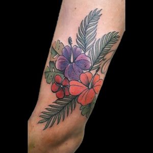 Unas florecillas hawaianas de hoy.. #tattoo #inked #ink #flowers #flores #hawaianas #hawaianflowers #colorflowers #floresdecolor #luchotattooer #luchotattoo 