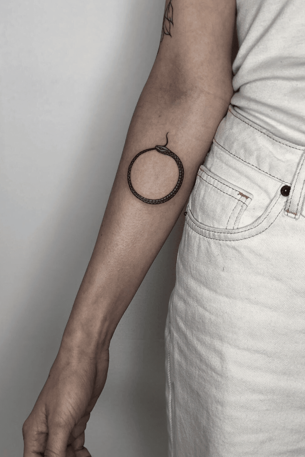 25 Celebrity Circle Tattoos That You'd Want To Get - Body Art Guru