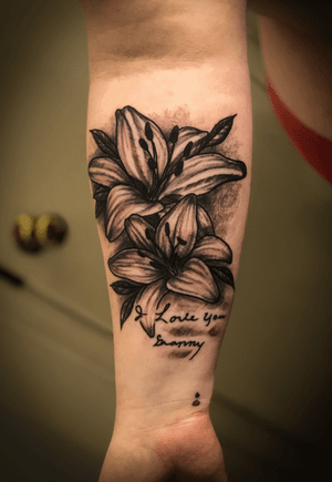 Wife’s memorial piece for her granny. #lilly #lillyflower #floral #floralsleeve #flowers #blackandgrey #memorial #flower #script 
