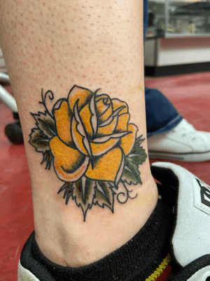 Yellow rose tattoo done by Jeremy Allan  #traditionaltattoo #Traditional #rosetattoo #boldwillhold 