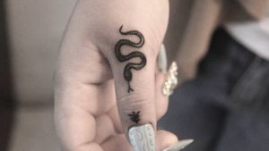 Si quieres ver más diseños puedes encontrarlos en mi Instagram como Isaac_will_tattoo.Citas y cotizaciones disponibles ✌️(55) 59303856FB: Oso S-tampa#tattoo #tattoos #tatuajesdedo #serpiente #snake #tatuajespequeños #minitattoos #cdmx #ciudaddemexico #iztapalapa #estudiodetatuajes #isaacwilltatto #isaacwill #osostampa #osostampatattoo #lunes #drawing #design #tinta #tintaypiel #artecorporal #arte #ink #tatuadas #mexico #hechoenmexico #tatuadoresmexicanos #tatuando #tatuajes #cool