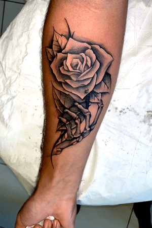 Forehand pieces / skullhand with a rose #tattoo #ink #inked #beinked #roses #skull #skullhand #tahiti #forehand