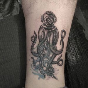Si quieres ver más diseños puedes encontrarlos en mi Instagram como Isaac_will_tattoo. Citas y cotizaciones disponibles ✌️ (55) 59303856 FB: Oso S-tampa #tattoo #cdmx #instadesign #instattoo #instadrawing #coverup #buzo #pulpo #tentaculos #ciudaddemexico #iztapalapa #tattoos #tatuajesbonitos #tatuajespierna #blancoynegro #blackandgray #escaladegrises #sabado #mexico #tatuados #tinta #tintaypiel #tintaysangre #artecorporal #noches #cool #relax 