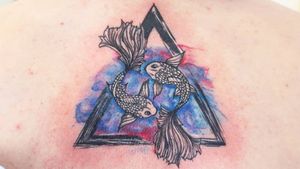 Si quieres ver más diseños puedes encontrarlos en mi Instagram como Isaac_will_tattoo.Citas y cotizaciones disponibles ✌️(55) 59303856FB: Oso S-tampa#tattoo #peces #agua #estanque #yingyang #color #colores #agua #mar #triangulo líneas #bello #lindo #kawaii #watercolor #acuarelas #acuarela #negro #ciudademexico #osostampata#cdmx #tattoos #tatuajesbonitos #tatuadas #inktattoo #ink #tinta #martes #arte #tatuajesespalda #peces #pescados #osostampatattoo