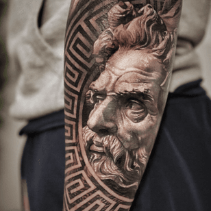 Tatuaje de Josh Lin #JoshLin #sculpture #geometric #portrait #black grey #arm
