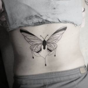 Si quieres ver más diseños puedes encontrarlos en mi Instagram como Isaac_will_tattoo. Citas y cotizaciones disponibles ✌️ (55) 59303856 FB: Oso S-tampa #tattoo #cdmx #tatuadoresmexicanos #insecto #marippsa #linea #beutiful #butterfly #instattoo #tattooink #drawing #design #osostampa #inktattoo #tattoowoman #tattoogirl