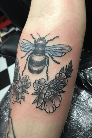 Tiny bee #tattoo #beetattoo #cutetattoos #bee 