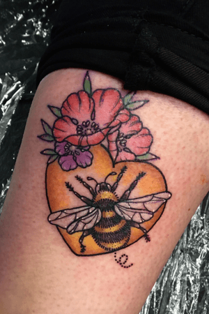 Another cute bee 🐝 #beetattoo #cutetattoo #bee #bumblebee #heart #neotraditional