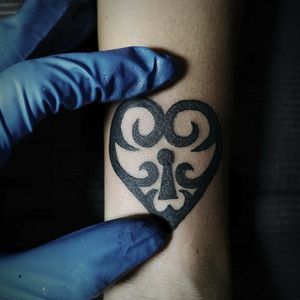 Tatuaje de candado en forma de corazon