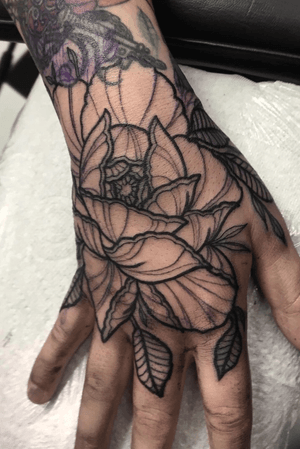 A neo traditional peony for my friends hand #peony #peonytattoo #handtattoo #neotraditional #neotraditionalhand #linework 
