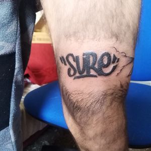Tatuaje del tag de un chico, en el muslo para tattoos así relacionados con Graffiti hablame en instagram @hebytattooartist 😉👌
