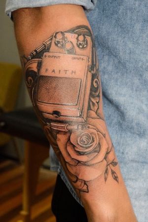 #tattoo #tattoos #girlswhithtattoos #tattooed #tattooartist #tattooart #tattooedgirls #tattoolife #instatattoo #traditionaltattoo #blackwork #inspirationtattoo #tattooblacrkandgrey #tatuagem #tattoowork #tattooidea #tatt #art #tatuaje #sc #rose #guitar