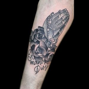 Otro de hoy.. #tattoo #inked #ink #hands #manos #manosrezando #rosario #rosas #roses #rosestattoo #blackandgrey #blackandgreytattoo #luchotattoo #luchotattooer 