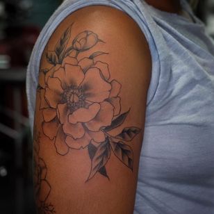 Tatuaje de flores por Paula J Davey #PaulaJDavey #flower #floral #plant #illustrative