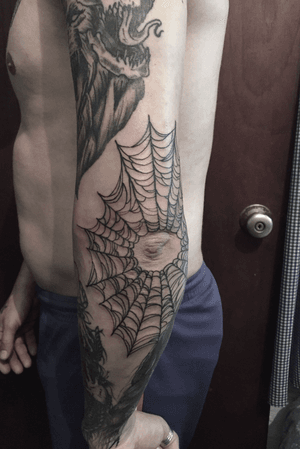 -🕸 #tattoo #tattooart #tattoodesing #black #tatuaje #diseñotatuaje #dotwork #blacktattoo #tattooartist #tattooart #blackwork #blackworktattoo #spiderweb #spiderwebtattoo