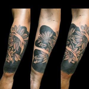 Uno de hoy.. proyecto de manga.. #tattoo #inked #ink #flores #girasol #flowers #blackwork #blackandgrey #blackandgteytattoo #luchotattoo #luchotattooer #grises #freehand #cover #luchotattoo #luchotattooer 