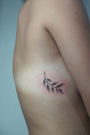 Tattoo studio specialized in fine line tattoos.Instagram: @thewavetattoobcn 