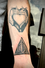#deathlyhallows #harrypotter #harrypottertattoo #wizard #HarryPotterTattoos #blackandgrey #realism #realistic #symbol #texture #ink #inked #inkedup #tattooartist #tattooart #tattoos 