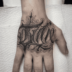 Lettering on the hand #tattoo #tattooideas #tattoodesign #tattooing #tattooart #skinart #inkedmag #tattoomagazine #la #california #tattooworld #lettering #chicano #berlin #berlintattoo #blackandgrey #blackandwhite #newtattoo #dailywork #letteringtattoo #cursive #letteringsoul #charlottenburg #kreuzburg #타투 #블랙엔그레이 #베를린타투 #레터링 #치카노레터링 #freehand 