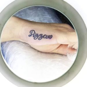 Un tatuajito sencillo pero que representa un ser especial para esta personita...🐈Gracias a mis clientes por confiarme un pedazo de ellos y darme más motivación para seguir 💪💕...#pizza #pizzatattoo #lettering #heart #tattooaprentice #handtattoo #smalltattoo #ink #blackink #inklove #inklife #tattoolife #tattoostyle #art #artoftattoos #tattooart #tattooartist #tattoocolombia #colombiatattoo #progress #tattoolovers #lifestyle #tattoowork #instacool #instalike #picoftheday #photooftheday