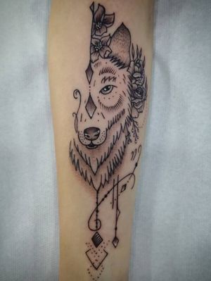 #wolf #wolftattoo #tattooideas #womentattoos 