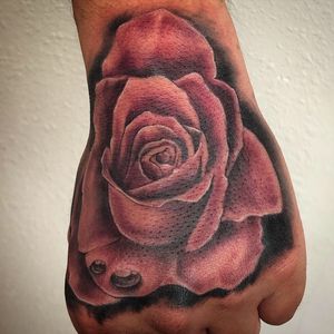 Tattoo uploaded by Andrade Ink Tattoo e Piercing • Tatuagem de rosa na mão  #rose #rosetattoo #hand #handtattoo • Tattoodo