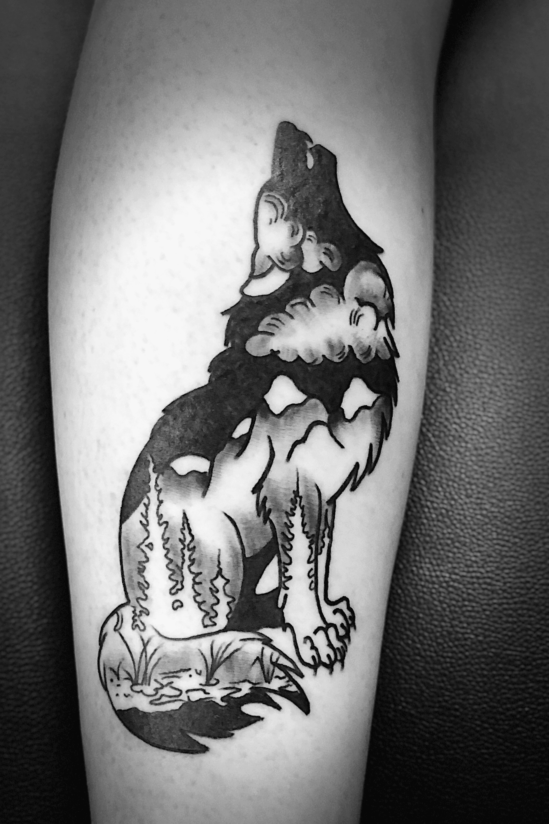 sitting howling wolf tattoos