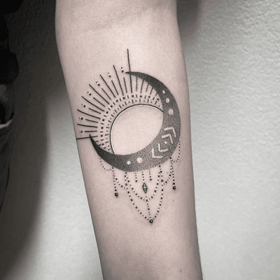 #photooftheday #tattoo #tatouage #moon #sun #moonandsun #dot #dotworktattoo #dotwork #dottattoo #stippling #stippletattoo #girltattoo #lausanne #lausannetattoo #tattoolausanne #fann_ink