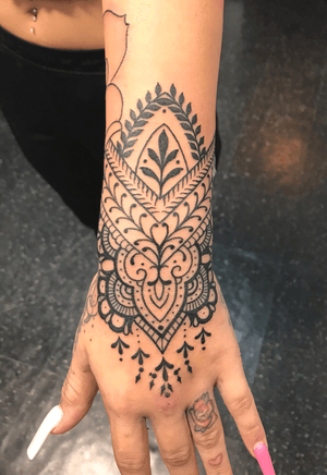 To book an appointment message me here or visit my Instagram and we can set up a consultation .... #hennatattoo #mehndi #mandala #geometric #henna 