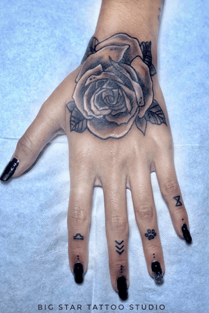 #fingertattoos #rosetattoo #tattoo #smalltattoo #cutetattoo #ladytattooer #tattoosforwomen #bigstartattoostudio #bigstartattoostudiomandalay #mandalay #myanmar Big Star is located in Mandalay (Myanmar) and owned by female tattoo artist Kyal Sin Su.