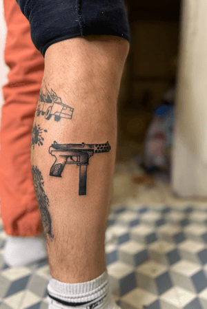  #drawing #tattoo #inked #ink #flashtattoo #tattooflash #paris #paristattoo #sketchtattoo #sketch #tatouage #perso #charactersketch #france #dessin #blackwork #black #paint #cartoon #bw #tattoo #tattoos #weapon #arme #uzi #gun