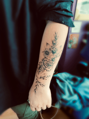 Tattoo#flower #blackandgrey #simple #fusionink #inkedgirl #inkedmag #woman #tattooartist #Nenad#Tattoodo 