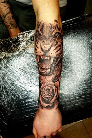 #tattooartist #tattooed #tigertattoo #tigertattoos #tigerrosetattoo #blackandgrey #realistic #realsitictattoo