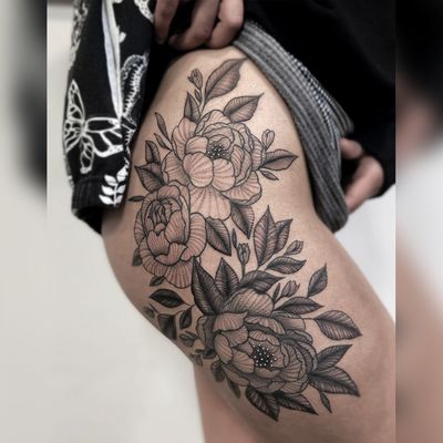Large floral Tattoo 🌸 #linework #floral #feminine 