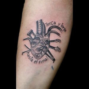 Uno de hoy.. #tattoo #inked #ink #corazon #larenga #rocknacional #larengatattoo #larengatatuejes #tattoolarenga #rocktattoo #linework #luchotattoo #luchotattooer #pergamino 
