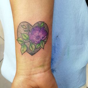 Flor y corazón @rafa.blueinktattoo en Instagram Citas y cotizaciones📲 2225480847#blueinktattoo #tatuajes #tattoo #ink #inktattoo #dinamicink #tatuajespuebla  #ezrevolution #ezcatridges #ezcartuchos hecho con productos @aplof.tattoo y cartuchos @EZTATTOOSUPPLY@cheyenne_tattooequipment#flor #florestatto #flores #flowertattoo#flower #corazonesblue ink tattooRafael González 🇲🇽inbox página Facebook https://www.facebook.com/blueinktattoooficial/n