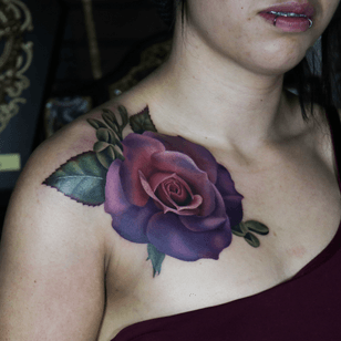 Me tatué una rosa morada / rosa súper divertida en Bombshell Tattoo en Edmonton.  #tattoo #tattoos #ink #inked #tattooidea #tattooideas #amazingtattoos # realismtattoo # femininetattoos #tattoodesign #bedstetattoos #amazingtattoo #superbtattoos #fusionink # #