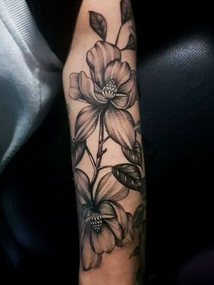Fine line floral tattoos#finelinetattoo #floral #blackinktattoo #tat2holics