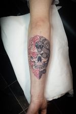Skull tattoo with snake and roses #snaketattoo #skull #skulls #skulltattoo #rosetattoo