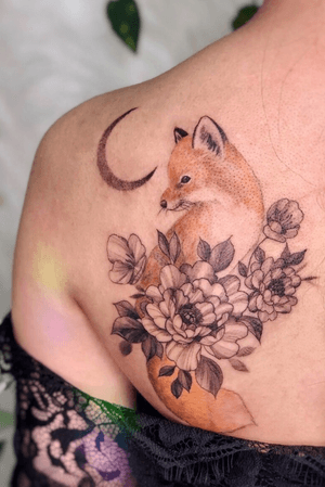 Fox & peony tattoo on shoulder blade done by @vyxiwoo_tattooer ••• #singapore #singaporetattoos #vyxiwoo #vyxiwootattooer #fox #foxtattoo #flowers #flowertattoos #finelinetattoos #tattoos #animaltattoos #floraltattoos #shouldertattoo #backtattoo Instagram: @vyxiwoo_tattooer